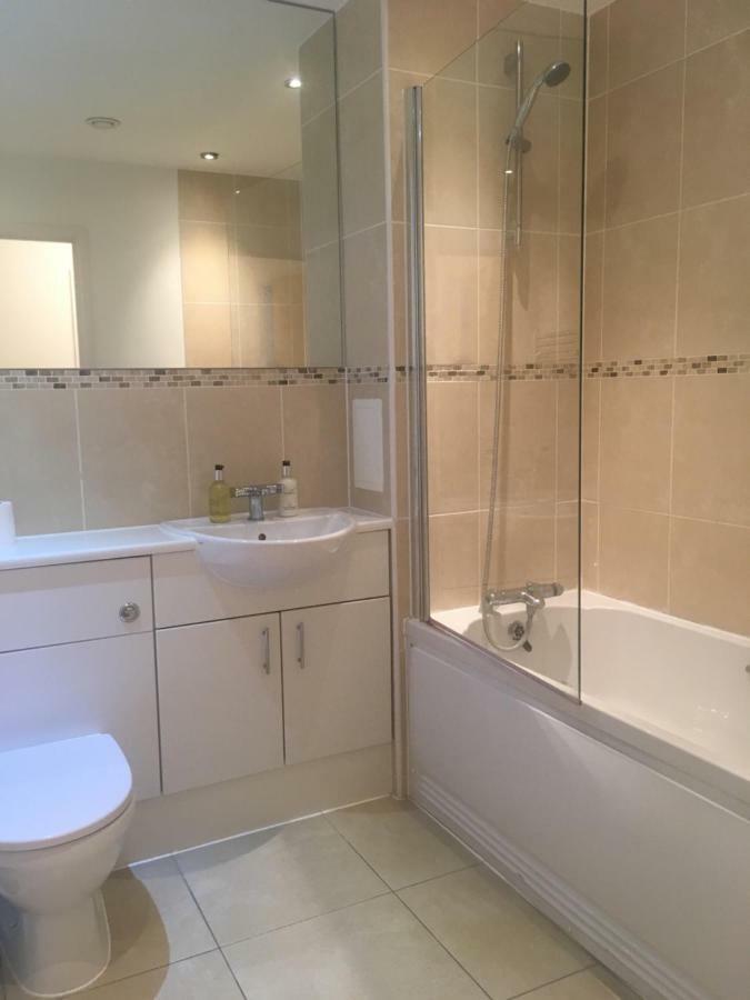 New Central Woking 1 And 2 Bedroom Apartments With Free Gym, Close To Train Station Phòng bức ảnh